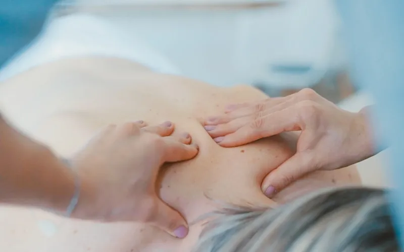 Diferencias entre osteopatía y fisioterapia: ¿cuál necesitas?