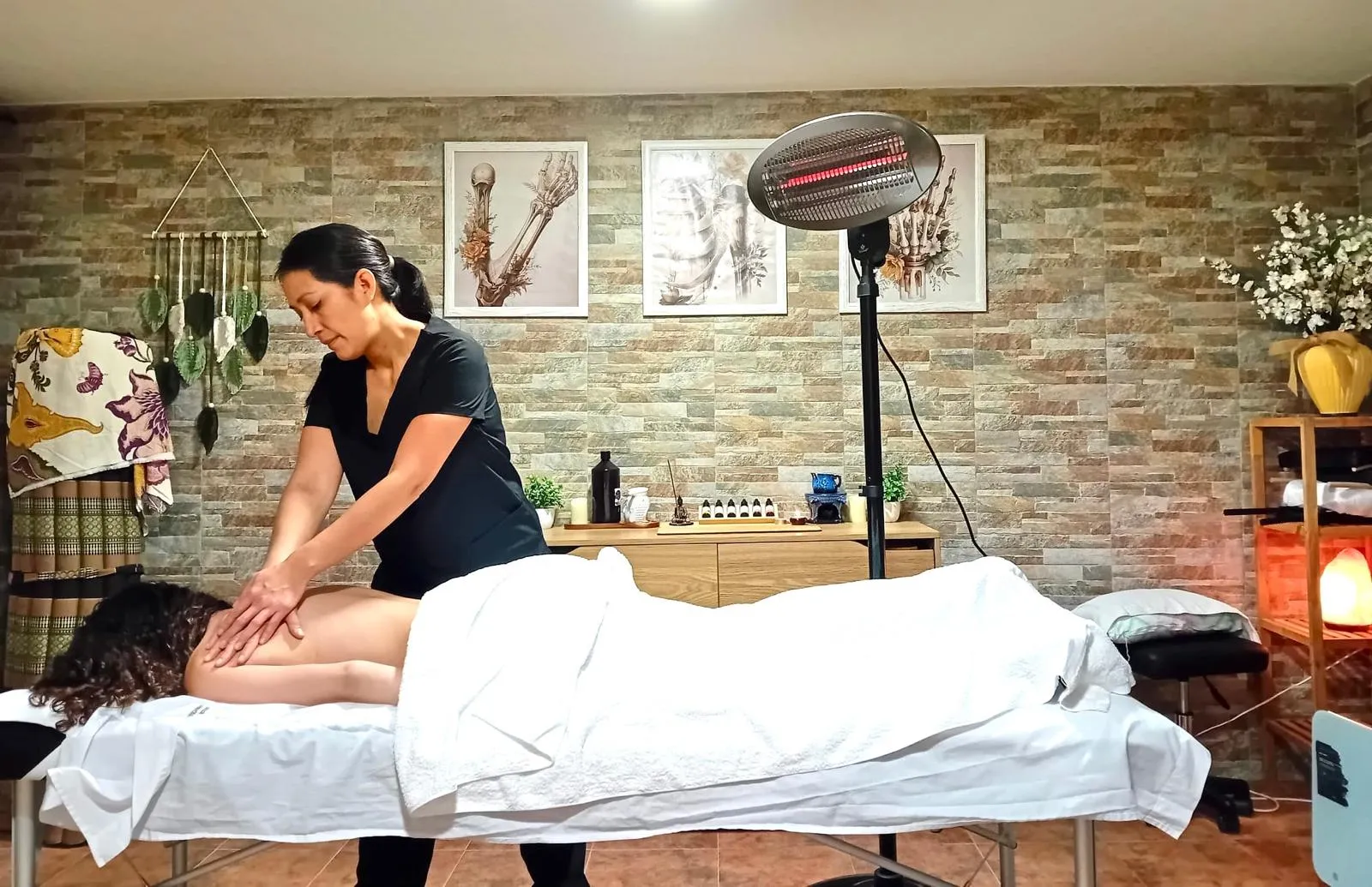 Katy Caballero realizando un tratamiento de osteopatía en Alpedrete, Sierra Noroeste de Madrid