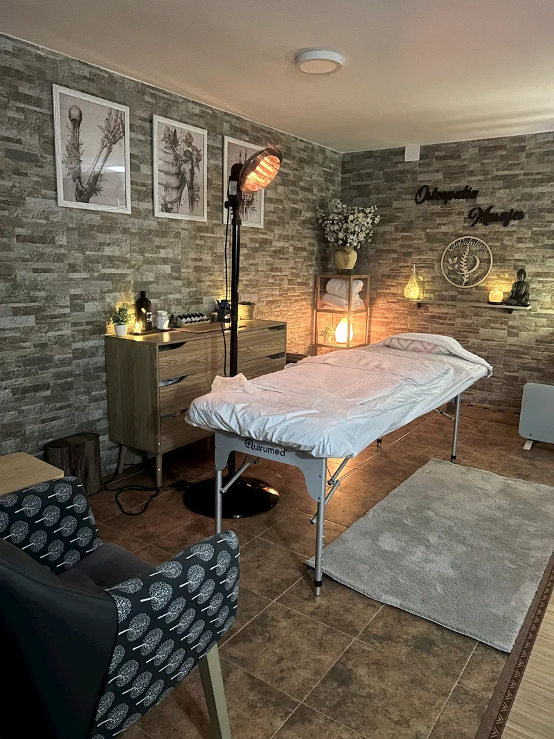 Vista lateral de la sala con sillón de espera